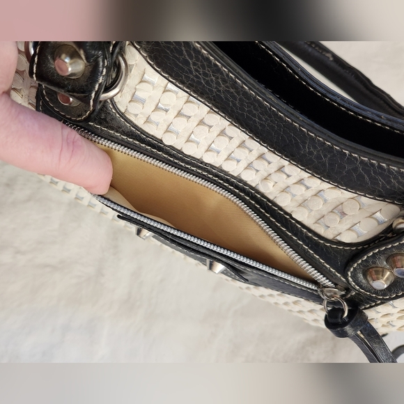 Black and white handbag with tassels - Picture 5 of 11